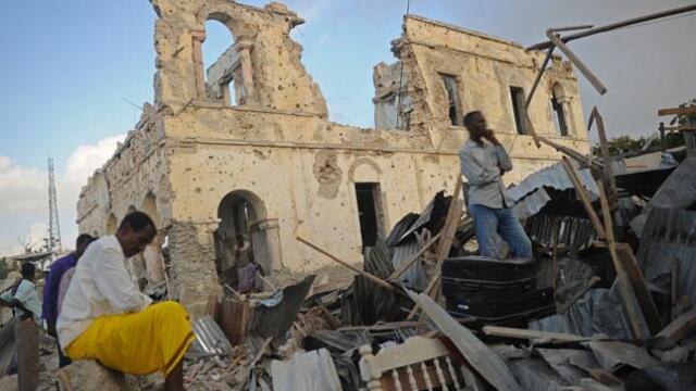 Doble atentado con carro bomba deja 38 muertos en Somalia