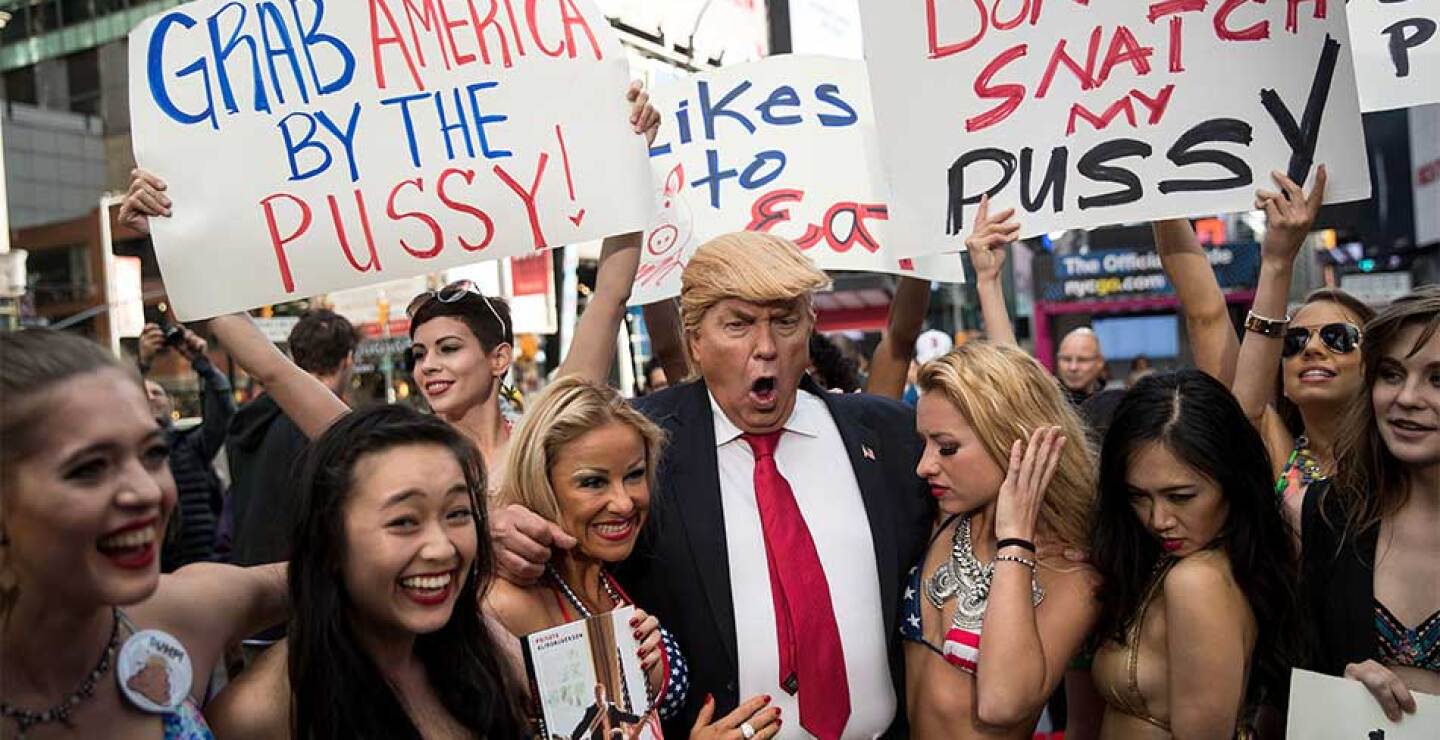 Fuertes mensajes en pancartas también fueron contundentes contra Donald Trump.
