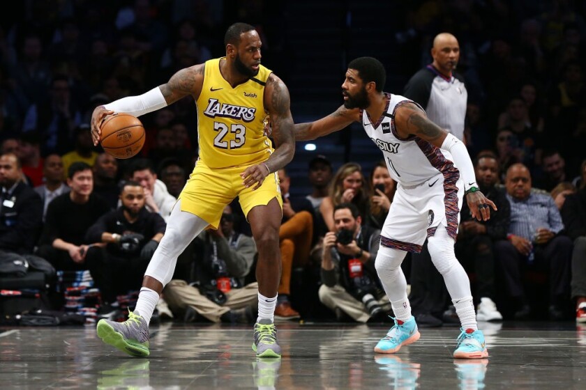 LeBron James y Kyrie Irving durante un partido de la NBA