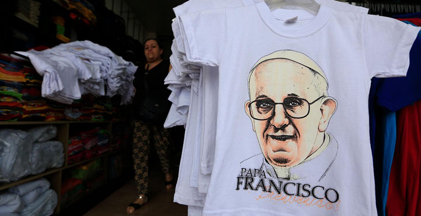 Camisetas con el rostro del papa son vendidas en los San Andresito de Bogotá.