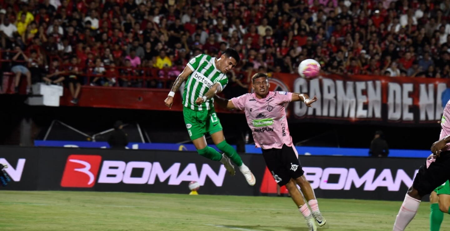 Acción de juego entre Cúcuta Deportivo y Atlético Nacional por la Liga II-2026.