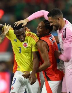 Jhon Lucumi y jugadores de la Selección Colombia