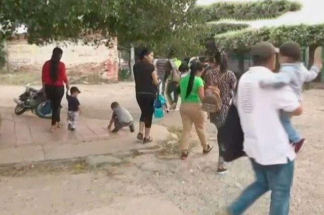 Otra odisea para los venezolanos: caminan horas para vacunar a sus hijos en Colombia
