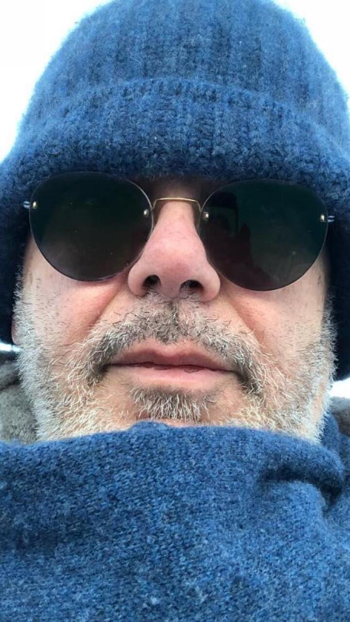 En medio de fiesta de compromiso, empresario expuso a su novia infiel: “Querida, sé lo enamorada que estás de él”