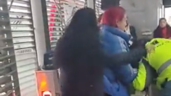 Mujeres pelean en estación de TransMilenio Mujeres pelean en estación de TransMilenio