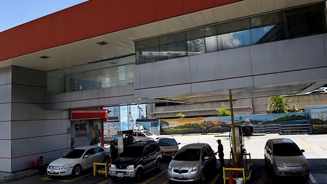 Reconversión monetaria causa caos en gasolineras y mercados de Venezuela