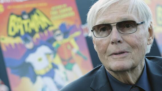 285701_Adam West, recordado por su papel de Batman - Foto: AFP