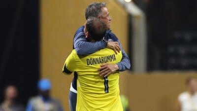 Luis Enrique y Donnaruma en medio de un partido del PSG en el Mundial de Clubes. 