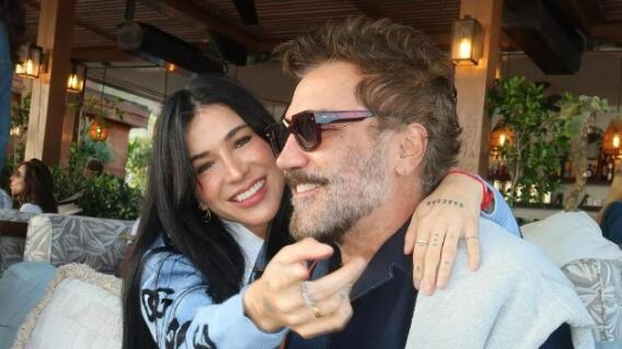 Alejandro Fernández junto a su novia Karla Laveaga Alejandro Fernández junto a su novia Karla Laveaga
