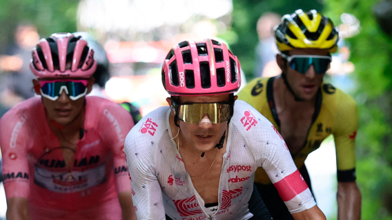 Richard Carapaz, Isaac del Toro y Simon Yates, en medio de la etapa 20 del Giro de Italia 2025