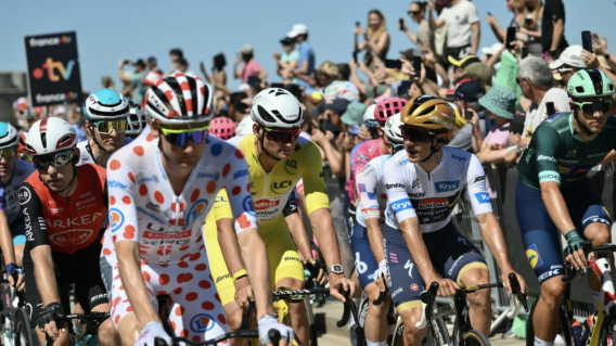 Remco Evenepoel (camiseta blanca), mejor joven del Tour de Francia. Remco Evenepoel (camiseta blanca), mejor joven del Tour de Francia.