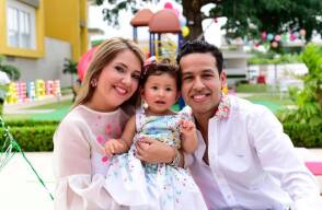287673_Blu Radio / Dayana Jaimes y Martín Elías con su hija Paula Elena. Foto: Facebook