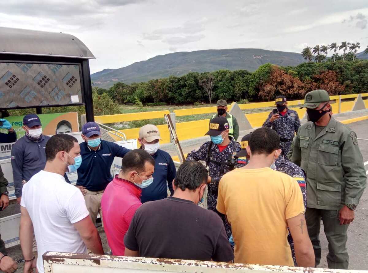 expulsando a migrantes en la frontera imag.jpeg