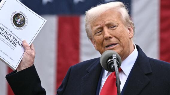 El presidente de Estados Unidos, Donald Trump, pronuncia un discurso sobre los aranceles recíprocos durante un evento.