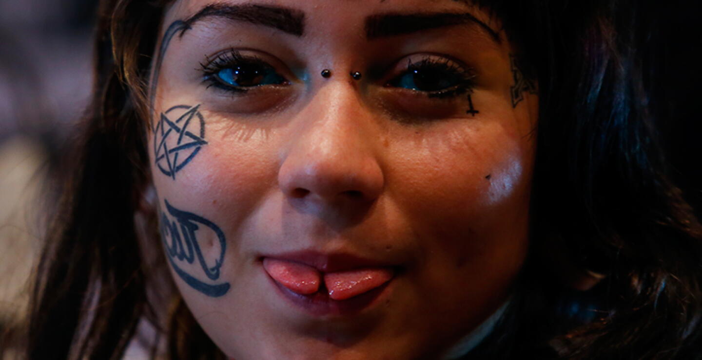 "El arte del movimiento de la piel es una fascinación, siento que al plasmar esto mi arte se eleva a otro nivel. Cuando alguien decide llevar algo indeleble es una emoción que me gusta sentirla", define el tatuador Ariel Sierra como una de las razones por