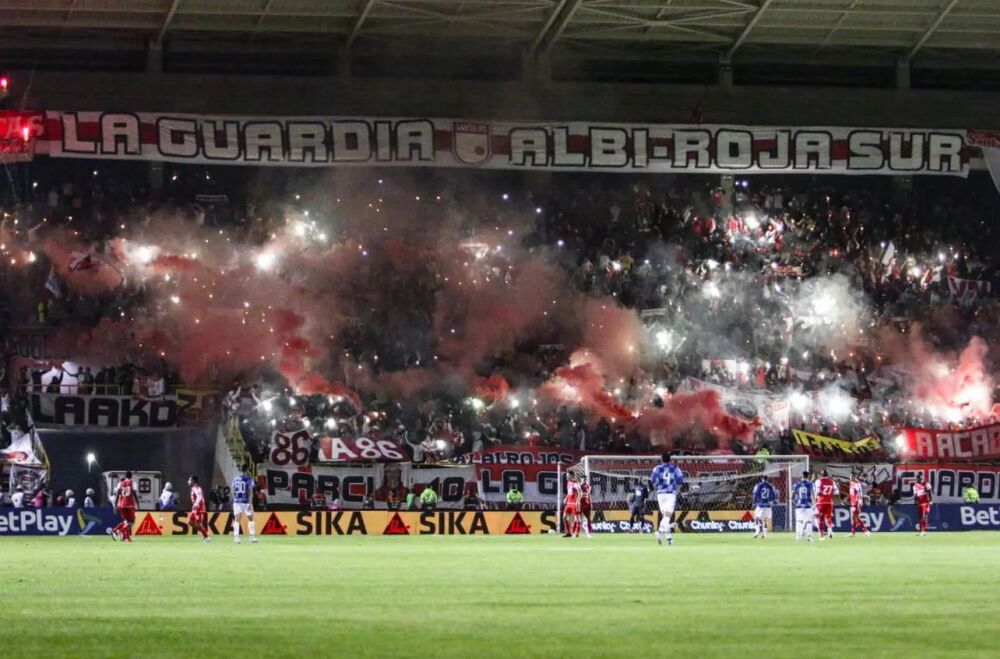Hinchada de Santa fe celebra gol de Francisco Chaverra.jpeg Hinchada de Santa fe celebra gol de Francisco Chaverra.jpeg