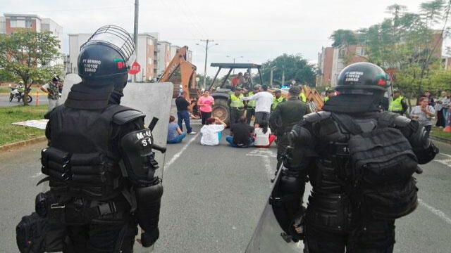 Comunidad se encadenó a árboles en protesta por la construcción de la Terminal Sur del MIO 