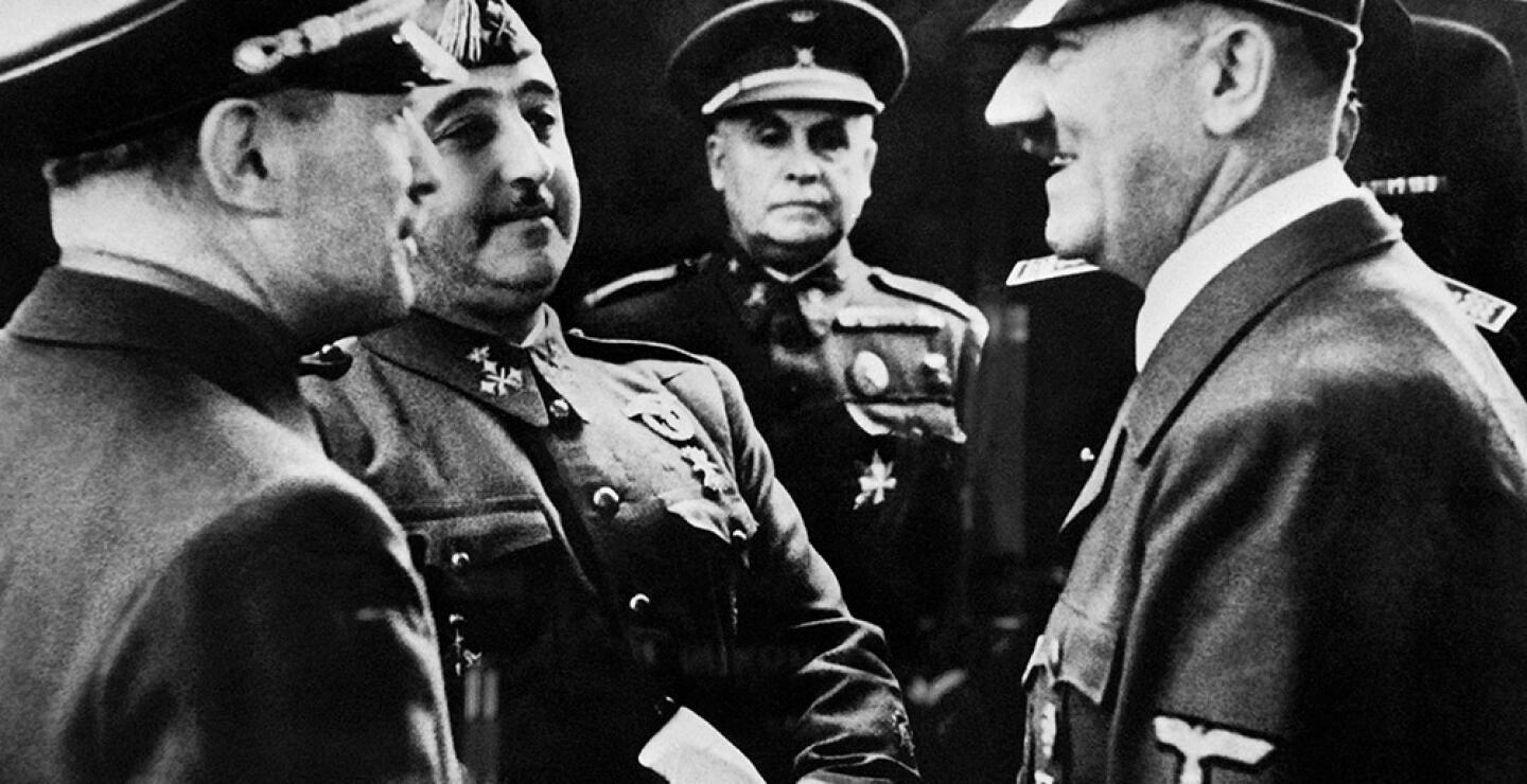 363078_El líder nazi, el canciller alemán Adolf Hitler (R) se da la mano con el generalísimo español Francisco Franco en la estación de tren de Hendaya en la frontera franco-española el 23 de octubre de 1940.
