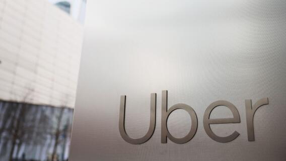 El logo de Uber se ve en la sede de Uber el 05 de enero de 2023 en la ciudad de Nueva York. El logo de Uber se ve en la sede de Uber el 05 de enero de 2023 en la ciudad de Nueva York.