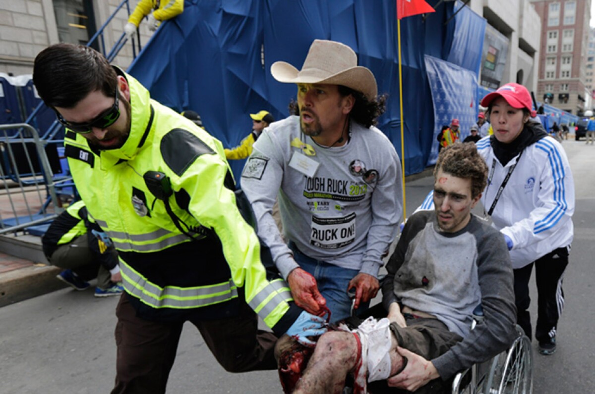 Carlos Arredondo, con sombrero de vaquero, ayuda a una de las víctimas. Foto: AP