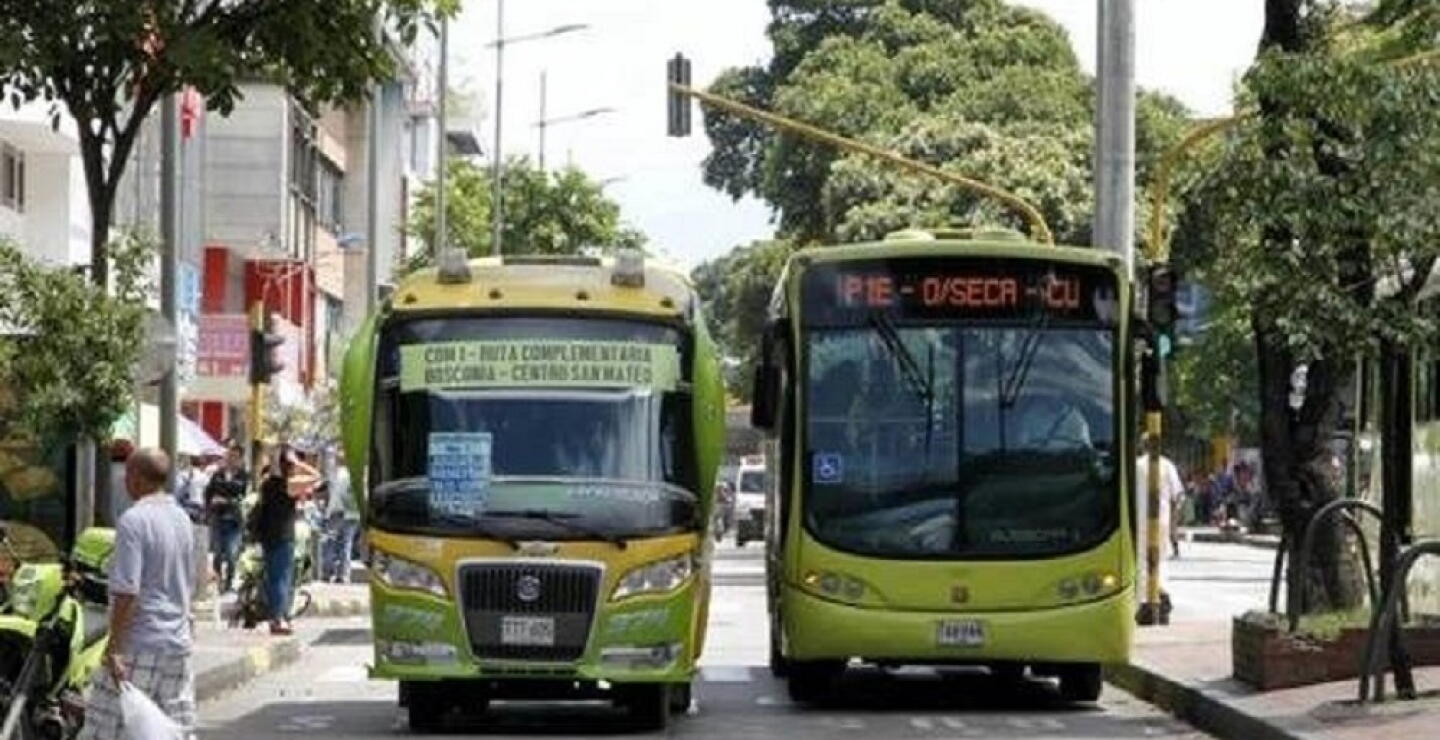 348629_BLU Radio. Bus convencional y Metrolínea / Foto: Metrolínea