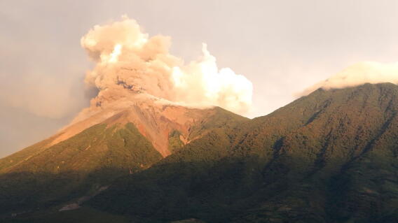 Volcán en Guatemala entra en su fase más crítica con expulsión de flujos de magma
