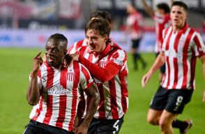 Edwuin Cetr? marc? un golazo de chilena con Estudiantes de la Plata. 
