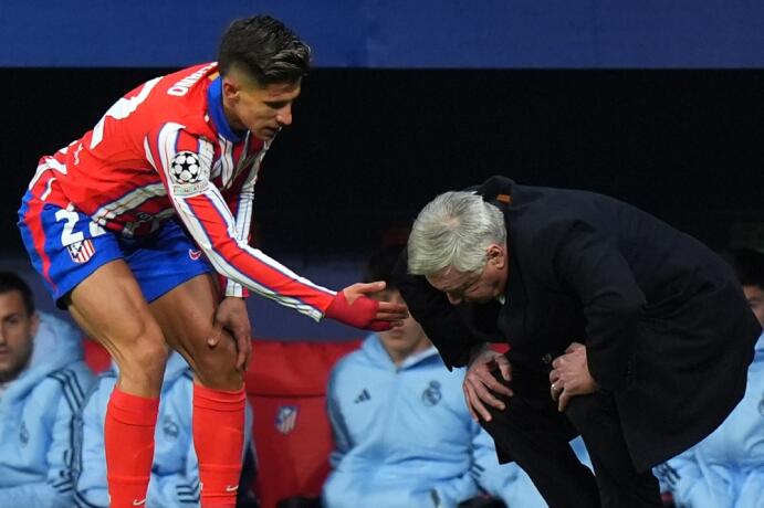 Carlo Ancelotti, director técnico del Real Madrid, sufrió un golpe de Giuliano Simeone, en Champions League Carlo Ancelotti, director técnico del Real Madrid, sufrió un golpe de Giuliano Simeone, en Champions League