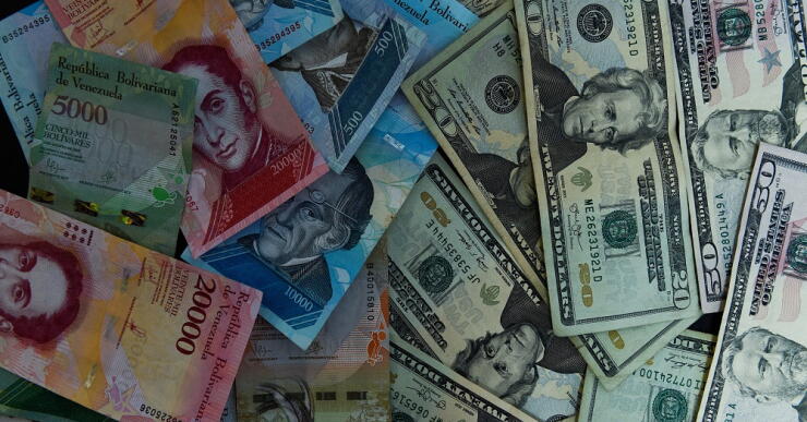 322469_Foto: Bolívares y dólares / AFP