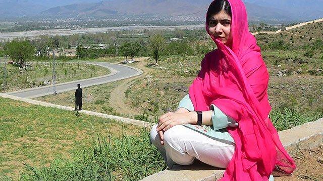 Entre lágrimas y dolor, Malala llegó a su ciudad natal en Pakistán 