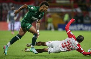 Acción de juego entre La Equidad y Santa Fe, por la fecha 13 de la Liga BetPlay I-2025.