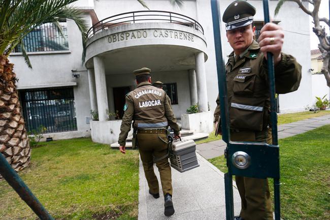 Allanan oficinas de obispado castrense chileno por investigación de abusos