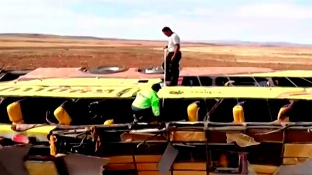 Tragedia en vía de Perú: 20 muertos por choque de autobús con una camioneta