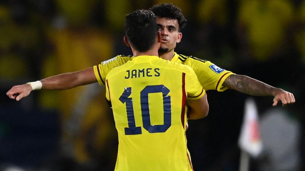 El delantero colombiano Luis Díaz (atrás) celebra con el centrocampista colombiano James Rodríguez después de marcar durante el partido de clasificación para la Copa Mundial de la FIFA 2026 entre Colombia y Brasil, que tuvo lugar el 16 de noviembre de 2023, en el Estadio Metropolitano Roberto Meléndez en Barranquilla, Colombia. El delantero colombiano Luis Díaz (atrás) celebra con el centrocampista colombiano James Rodríguez después de marcar durante el partido de clasificación para la Copa Mundial de la FIFA 2026 entre Colombia y Brasil, que tuvo lugar el 16 de noviembre de 2023, en el Estadio Metropolitano Roberto Meléndez en Barranquilla, Colombia.