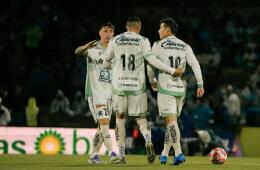 James Rodríguez en medio del partido entre Cruz Azul y León por la Liga MX. 