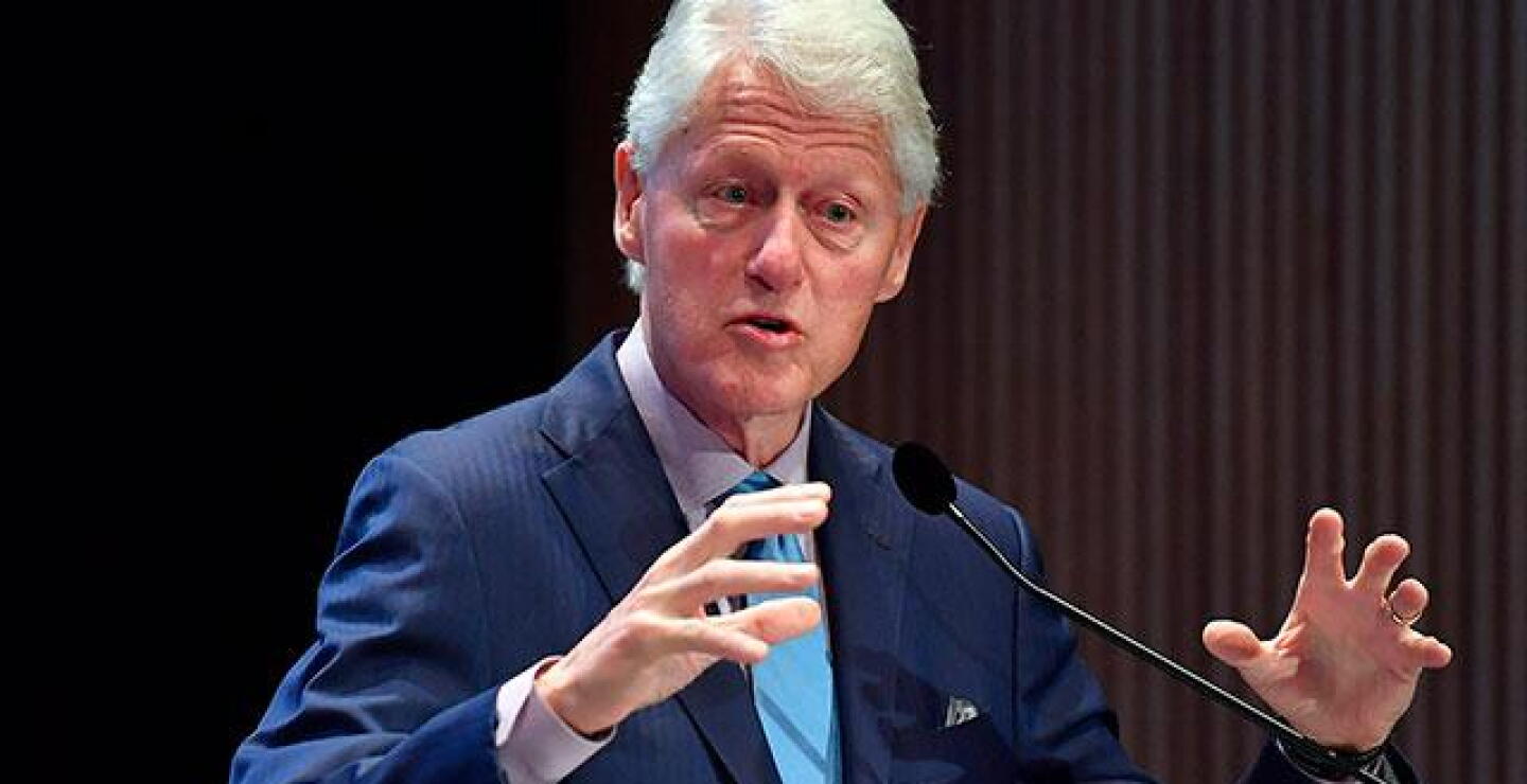Bill Clinton escribe primer libro de ficción y anuncia que su autobiografía irá a la pantalla chica
