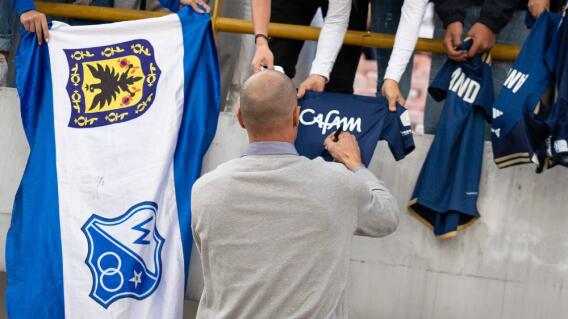 David González, director técnico de Millonarios, comparte con hinchas en el estadio El Campín David González, director técnico de Millonarios, comparte con hinchas en el estadio El Campín