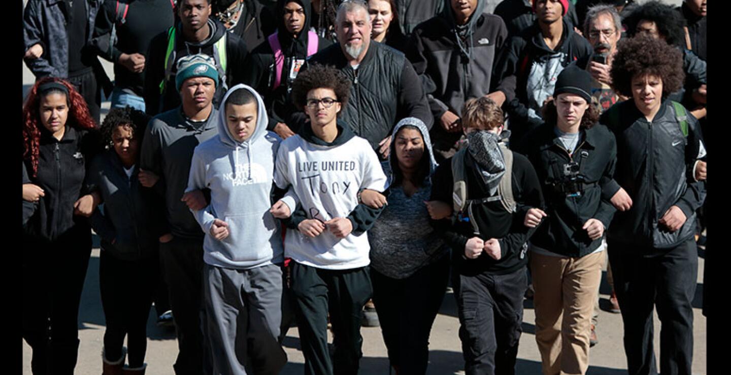 Carter agradeció las muestras de apoyo y pidió a todos los que están participando en marchas y vigilias que lo hagan de forma pacífica.