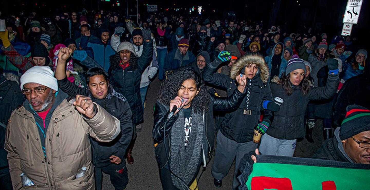 Las tensiones raciales volvieron a elevarse en dos ciudades de Estados Unidos luego de que un policía de Chicago fuera acusado de asesinato por disparar contra un adolescente negro y tres hombres blancos dispararan contra una manifestación en Minneapolis