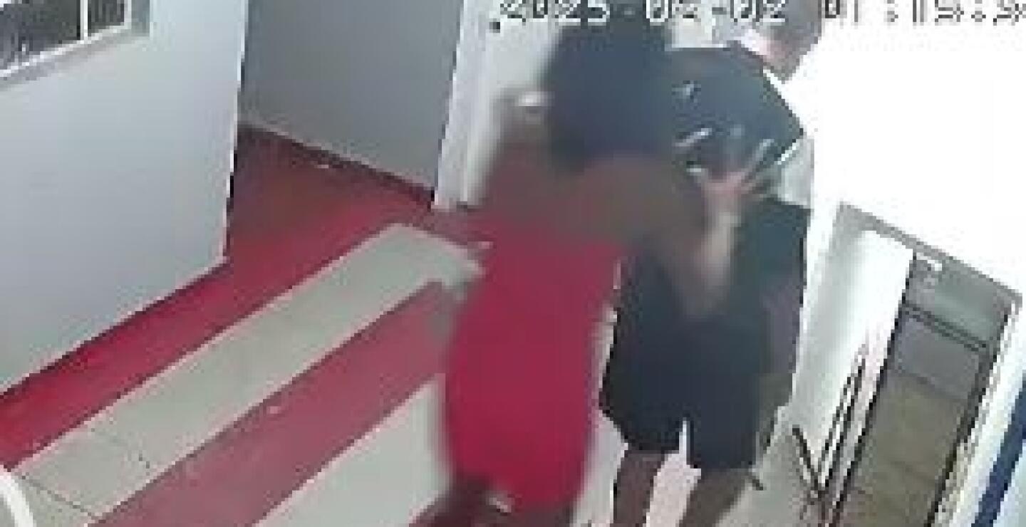 Mujer arroja a adulto mayor por las escaleras y luego aparece sin vida