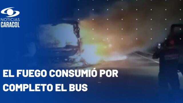Bus en llamas en la ruta Santa Marta – La Guajira: el fuego lo redujo a latas Bus en llamas en la ruta Santa Marta – La Guajira: el fuego lo redujo a latas