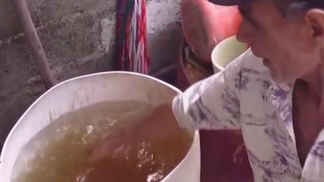 Este putrefacto líquido es el agua con la que deben bañarse los samarios