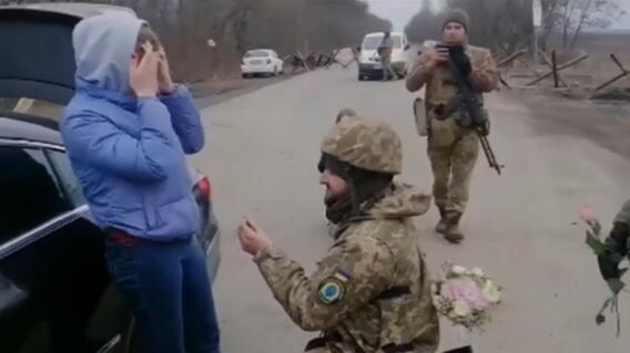 Que viva el amor: en un retén, soldado ucraniano le propuso matrimonio a su novia Que viva el amor: en un retén, soldado ucraniano le propuso matrimonio a su novia