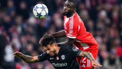 Luis Javier Suárez disputa un balón con Upamecano en medio del Bayern Múnich vs. Sporting Lisboa. 