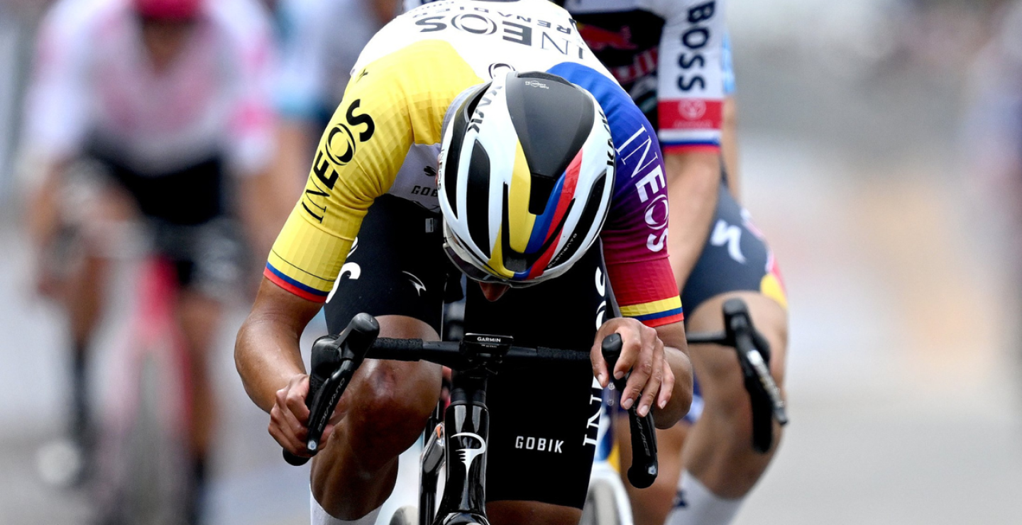 Egan Bernal, ciclista colombiano del INEOS Grenadiers, sufrió una caída en la etapa 16 del Giro de Italia 2025