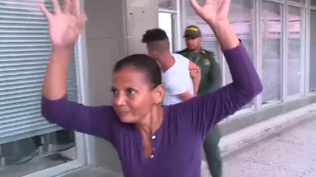 Mamá de alias ‘Pupileto’ golpeó a periodistas y hasta pateó a un policía 