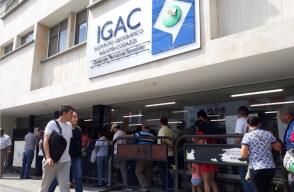 325753_BLU Radio, largas filas en el IGAC Bucaramanga / foto: Blu Radio