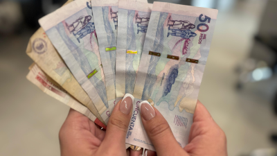 Referencia persona contando billetes. Referencia persona contando billetes.