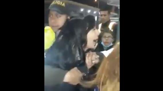 6363_La Kalle. Mujer golpea a funcionaria de TransMilenio / Foto: captura video TransMilenio 6363_La Kalle. Mujer golpea a funcionaria de TransMilenio / Foto: captura video TransMilenio