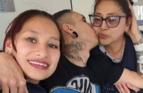 Javier Acosta en el hospital acompañado de su mamá y su hermana